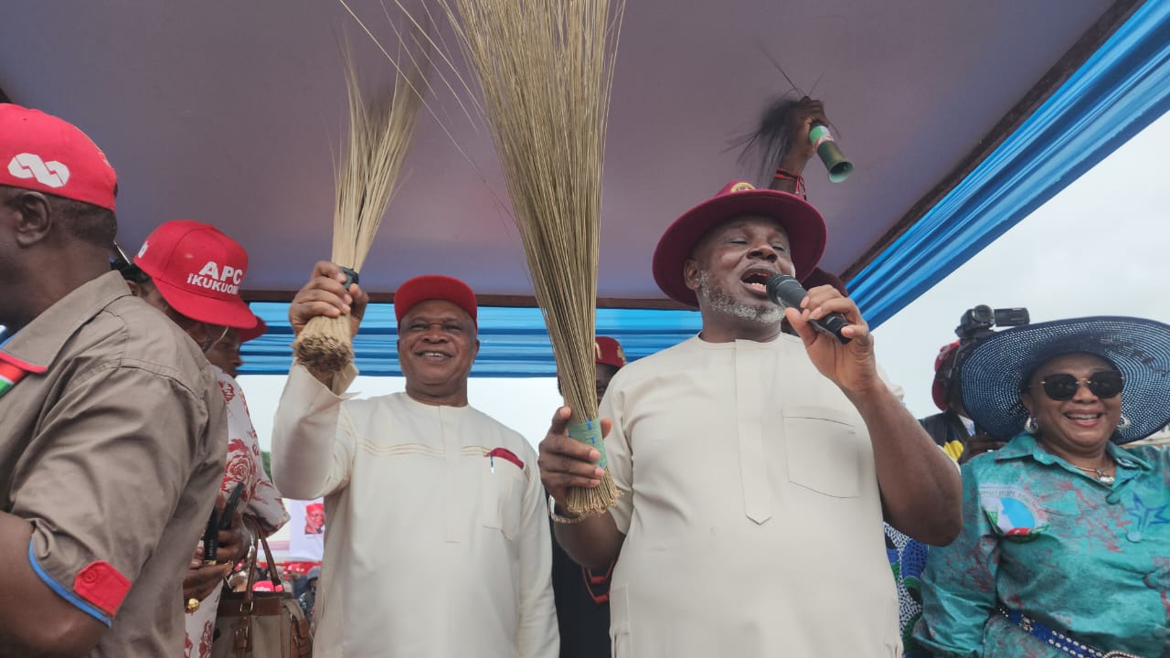 Azuka Okwuosa Storms Ukpor For APC Grand Finale Thank You Tour, Donates ₦2m To Nnewi South APC