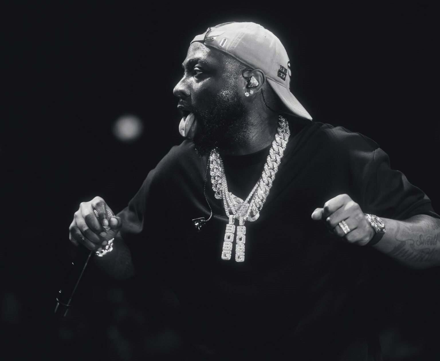 Davido’s Enugu concert ends in confusion over poor crowd control